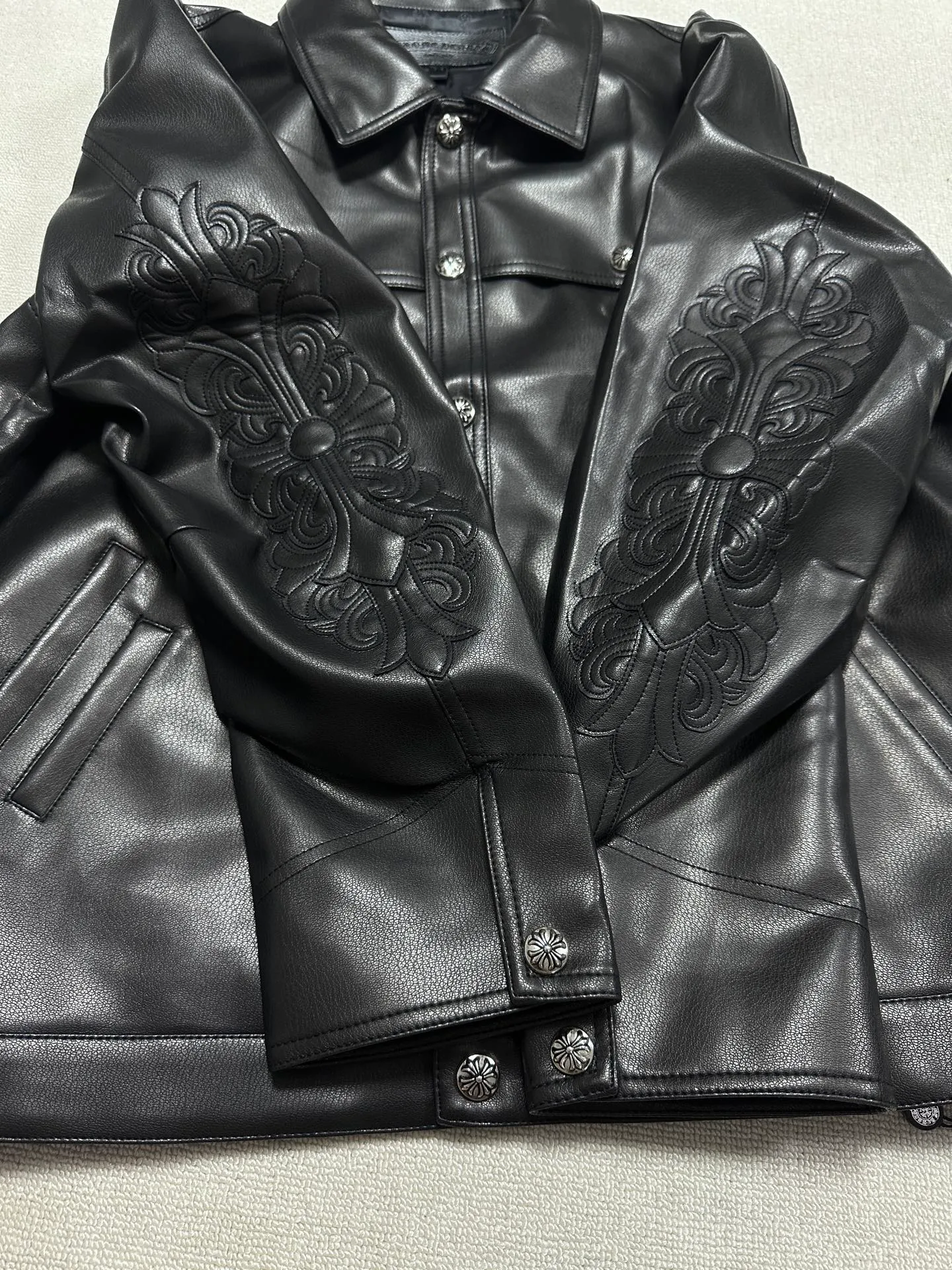 P800 💰 Chrome Heart*/Chrome Heart 24SS CH double-sleeved flame vine embroidered leather jacket. Originally purchased for 84,300, the fabric is custom-woven using black pebbled composite two-layer sheepskin material, custom-made silk jacquard logo lining, embroidery is processed using TAJIMA machine, appliqué embroidery technology, back imported template machine shape, customized genuine leather trademark, customized genuine leather size, customized 5.8cm metal logo mark, customized 18mm four-button buckle, customized 18mm two-button button, a full set of three-label accessories, exclusively produced.  Size：S/M/L